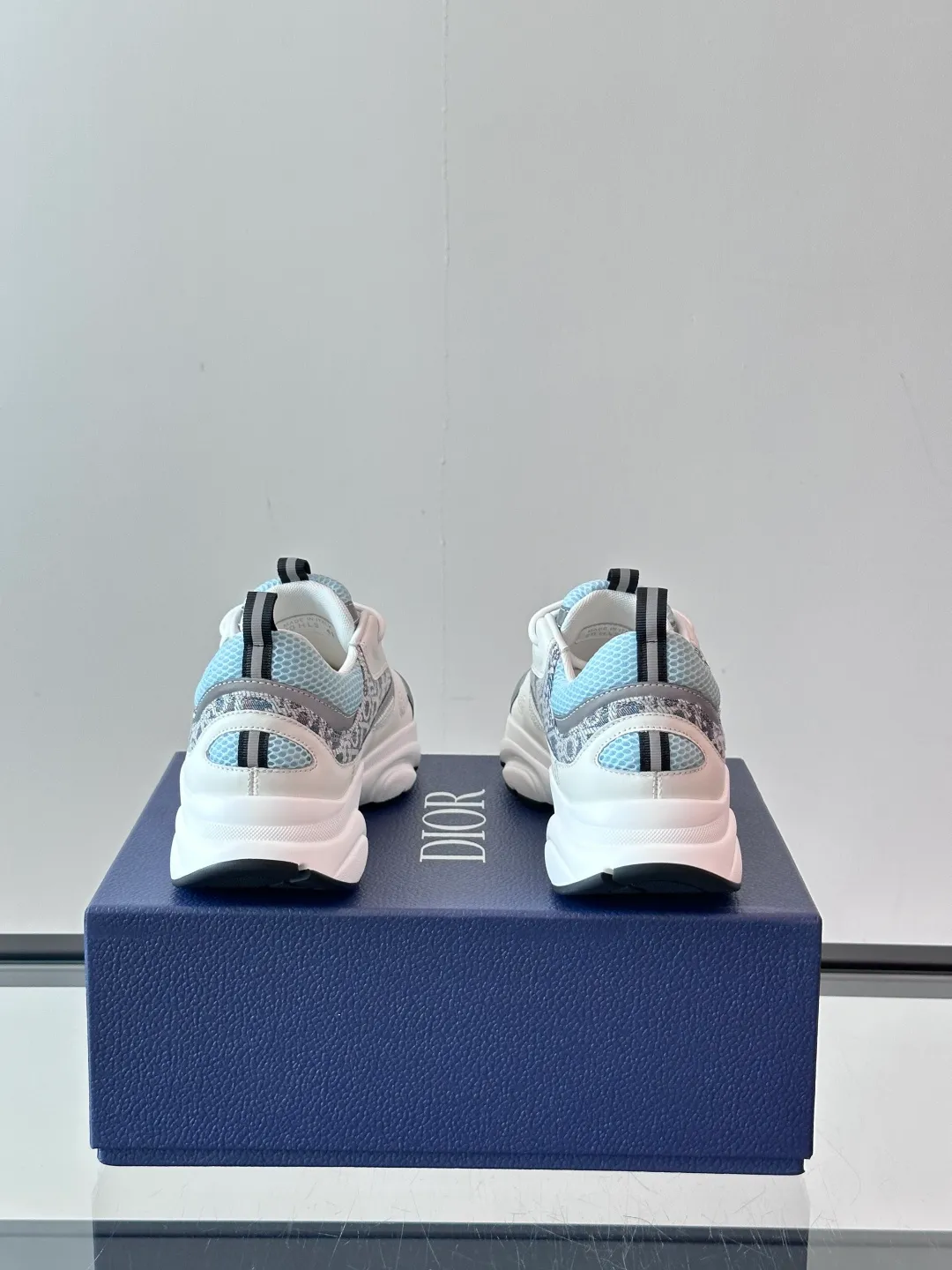 Factory price: 480💰 ◾️▫️Dior D®️ x 🆕 (high version) B22 men's jogging fashion sneakers, this single product draws inspiration from retro jogging shoes. It adopts a thick low-top design, with an upper made of black cow leather and mesh fabric, and a black and white engraved rubber sole. Black mesh fabric tongue and heel counters complement black laces, with an embossed "Di~r" logo embellishment on the side. These sneakers can be mixed and matched with a classic suit for a sporty chic look! Size: 39-45 (38, 46, 47 can be customized)
